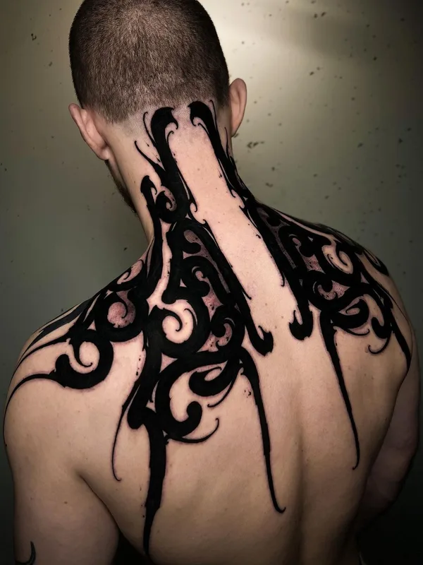 male black blackwork tatouage sur upper back #45628 | Artiste tatoueur Алексей Бойко