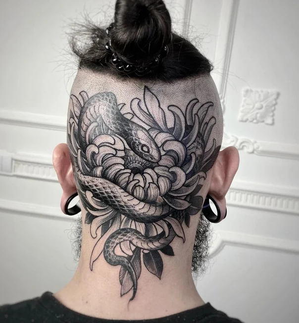 Чёрно-серая Snake, Flower tattoo на Шея (сзади)