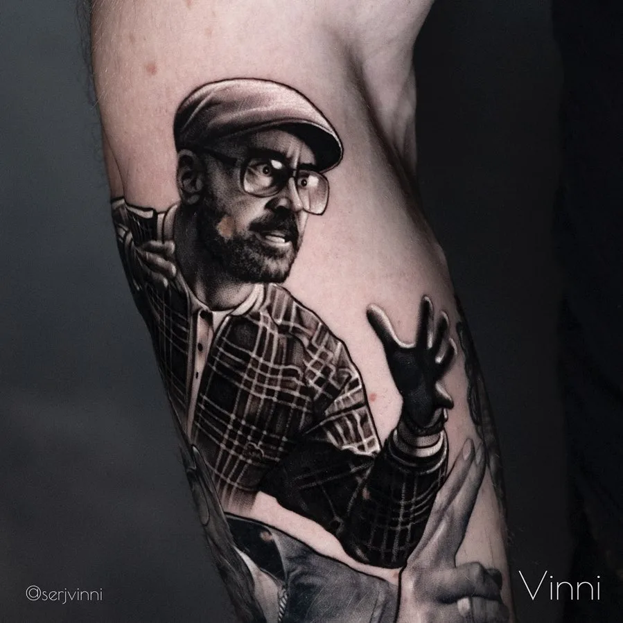 Tatuaggio realistico di Sergey Vinni ispirato dal film "Gentlemen"