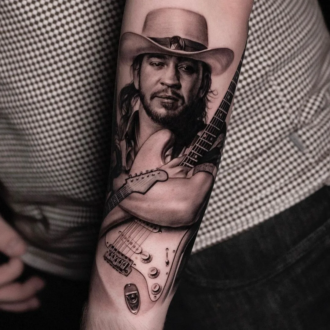 Ritratto tatuato di Stevie Ray da Sergey Vinni