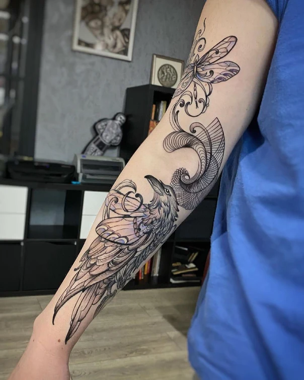 Иллюстративная Raven, Dragonfly tattoo на Предплечье