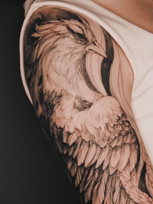Чёрно-серая Bird, Phoenix tattoo на Плечо