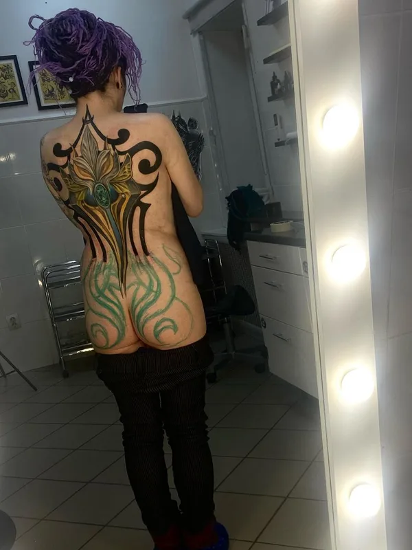 female color ornamental tattoo auf full back #46331 | Tätowierer Полина Ramona Ink