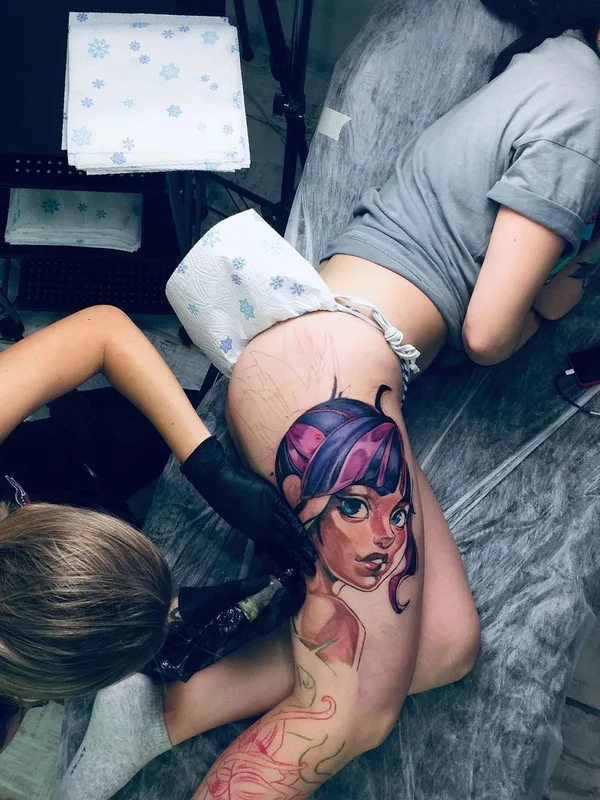 female color illustrative tattoo auf thigh #46340 | Tätowierer Полина Ramona Ink
