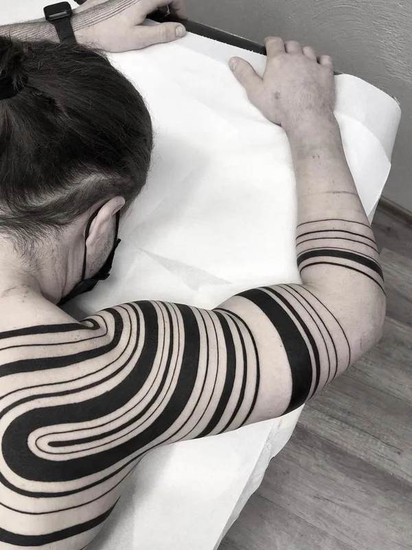 male black blackwork татуировка на upper arm #46399 | Тату мастер Lil Annie
