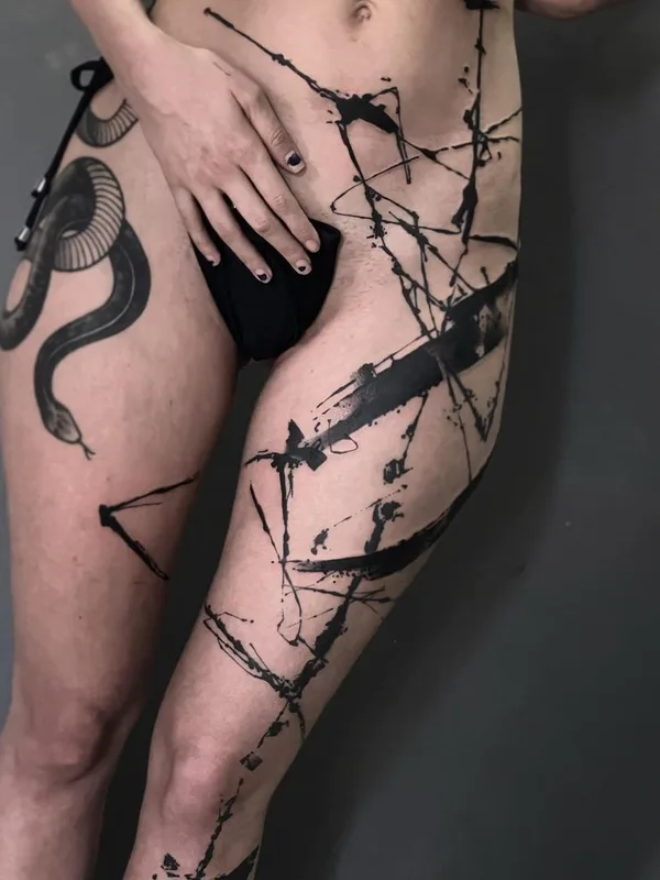 female black abstract Tatuagem em thigh #46417 | Tatuador El Cuero Miller 