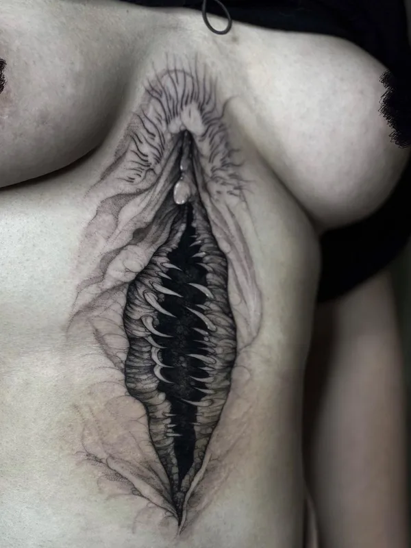 female black and grey blackwork татуировка на sternum #46442 | Тату мастер Лиза Могилкина
