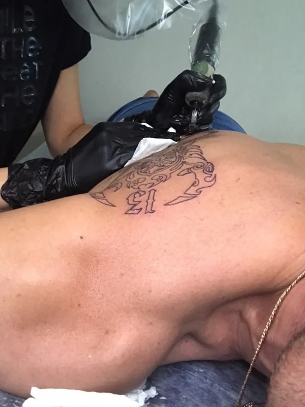 male black linework tattoo auf upper back #59978 | Tätowierer Алина Ашарчук