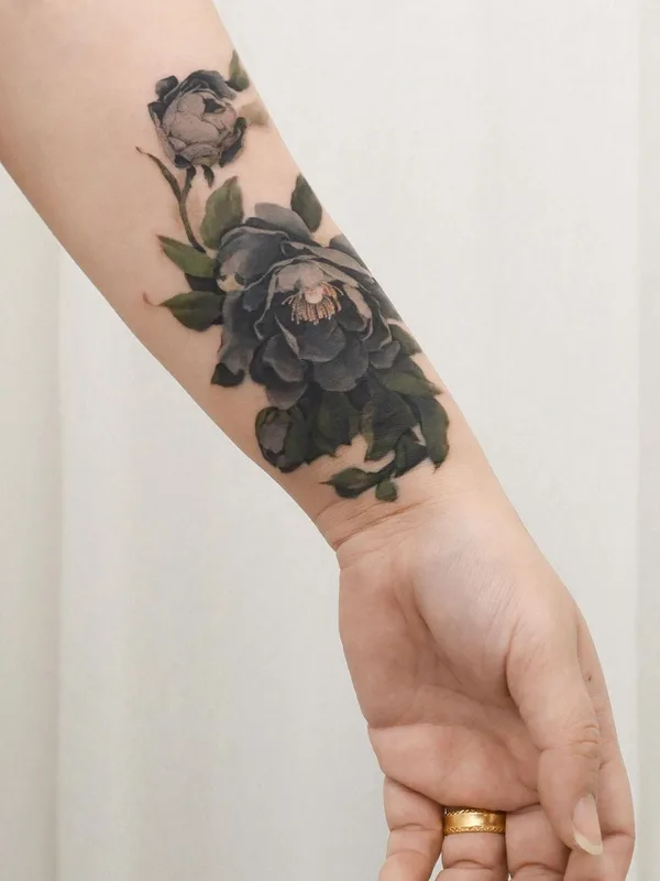 female black and grey realism tatouage sur forearm #60084 | Artiste tatoueur guppy.flowertattoo