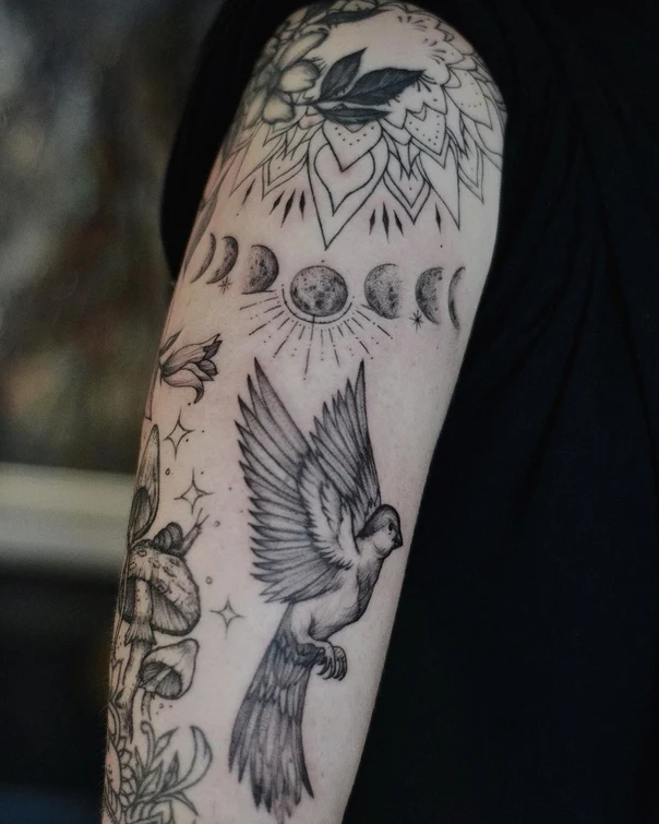 Лайнворк Bird, Moon phases tattoo на Предплечье