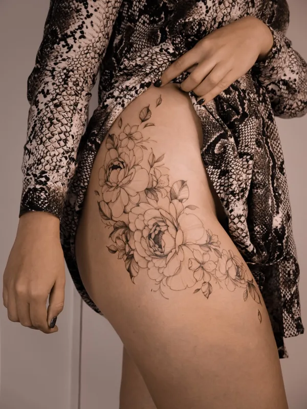 female black fineline tatouage sur thigh #60251 | Artiste tatoueur Katrin_Inktattoo