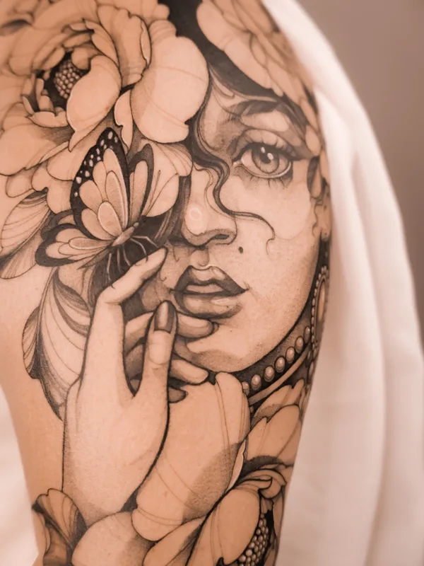 female black and grey realism tatouage sur shoulder #60248 | Artiste tatoueur Katrin_Inktattoo