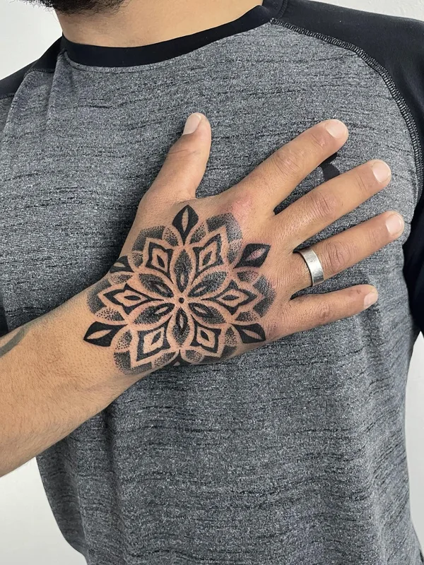 male black ornamental tatuaje en hand #60570 | Tatuador Naira Dots