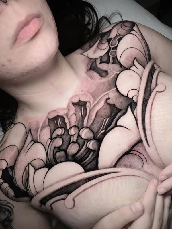 female black and grey blackwork 纹身 在 chest #60752 | 纹身师 Federica Orlando