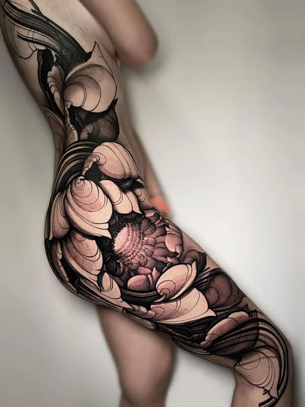 female black and grey illustrative 纹身 在 thigh #60754 | 纹身师 Federica Orlando