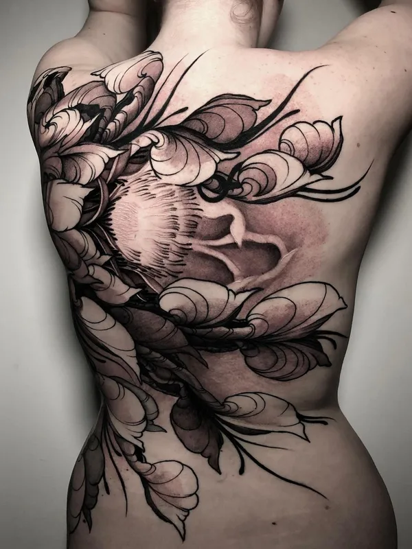 female black and grey blackwork 纹身 在 full back #60757 | 纹身师 Federica Orlando