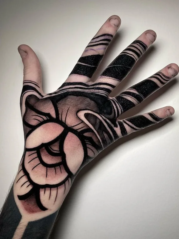 black and grey blackwork 纹身 在 hand #60751 | 纹身师 Federica Orlando