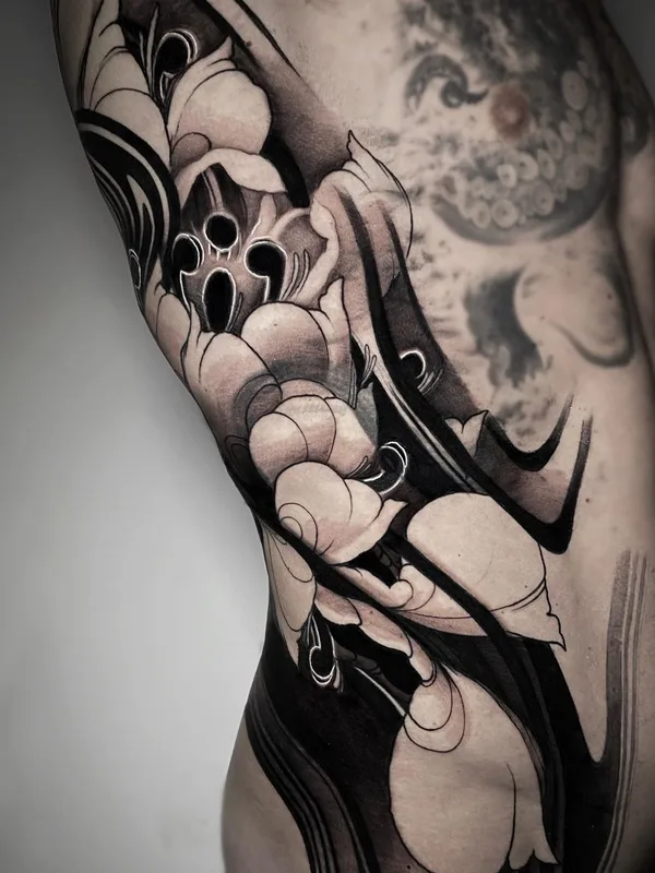 black and grey blackwork 纹身 在 side #60753 | 纹身师 Federica Orlando