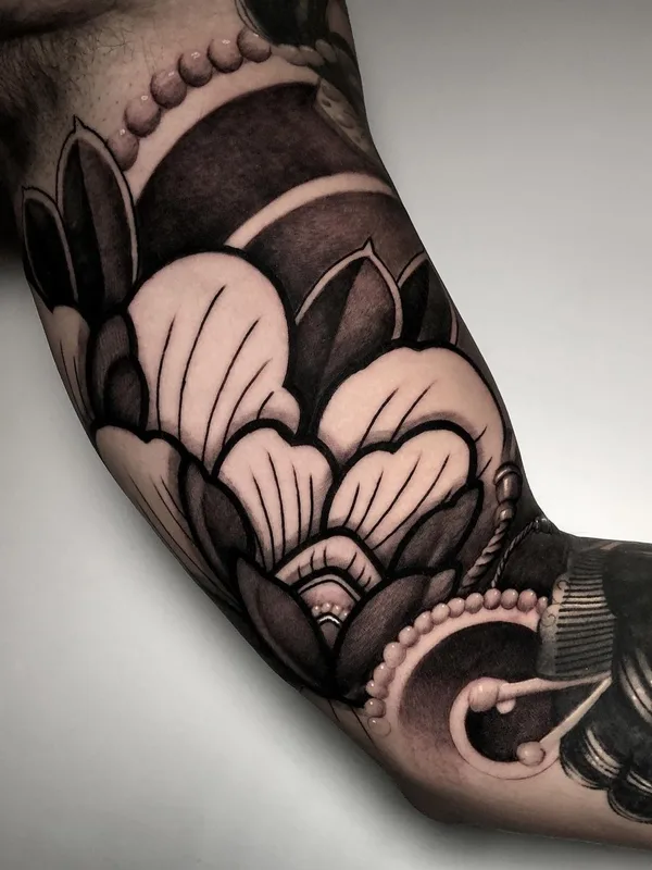 black and grey blackwork 纹身 在 forearm #60758 | 纹身师 Federica Orlando