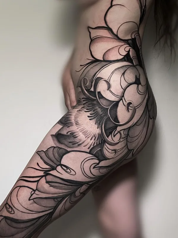 female black and grey ornamental 纹身 在 side #60750 | 纹身师 Federica Orlando