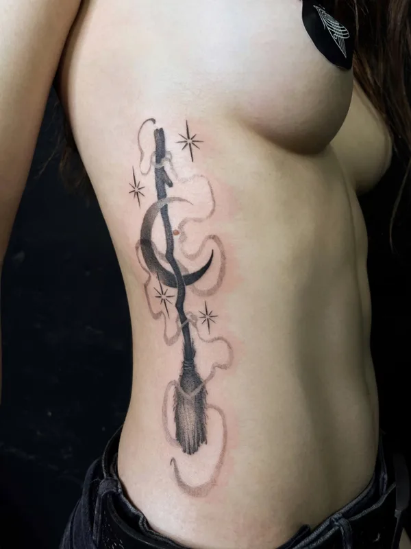 female black and grey sketch 타투 부위 ribcage #60789 | 타투이스트 Андрей Андрюхинский 