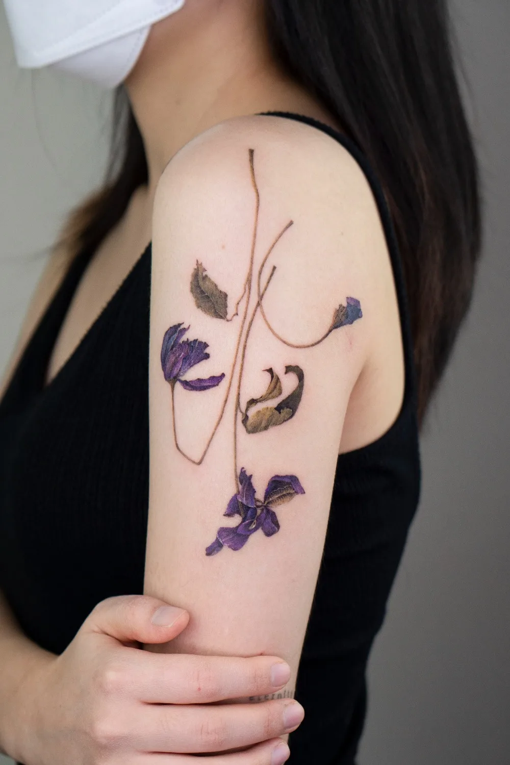 Tatuaggio di fiori realizzato da Pokhy