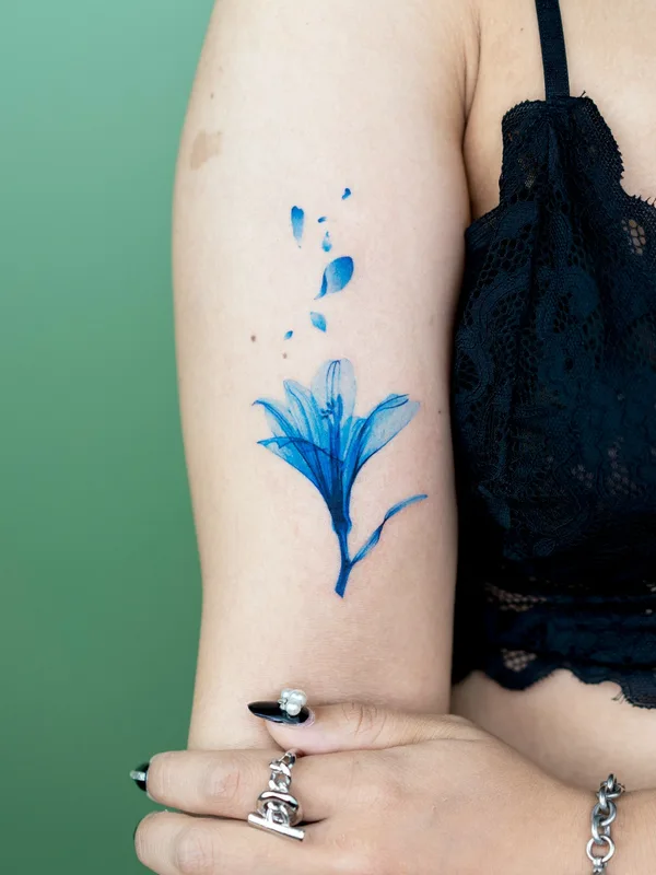 female color watercolor tattoo auf shoulder #60961 | Tätowierer Pokhy