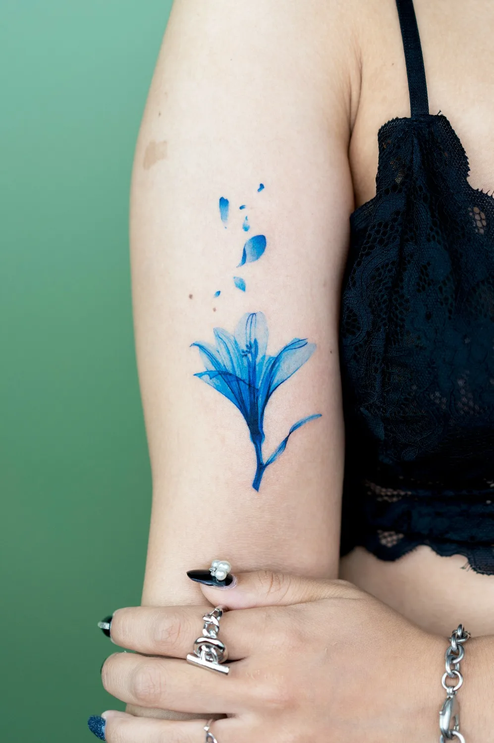 Tatuaggio in radiografia di fiori realizzato da Pokhy