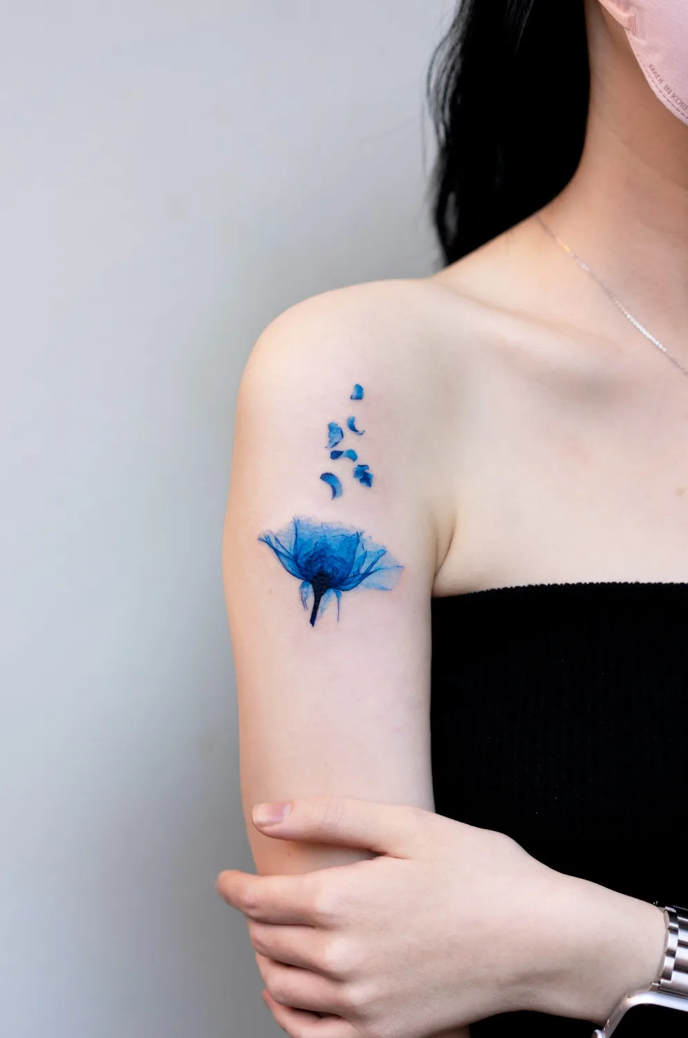 Tatuaggio in radiografia di fiori realizzato da Pokhy