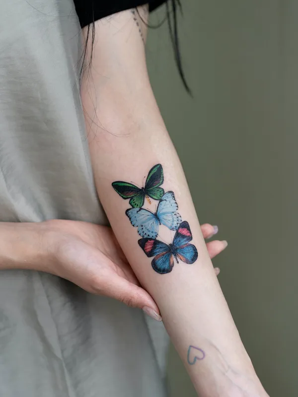 female color watercolor tattoo auf forearm #60957 | Tätowierer Pokhy
