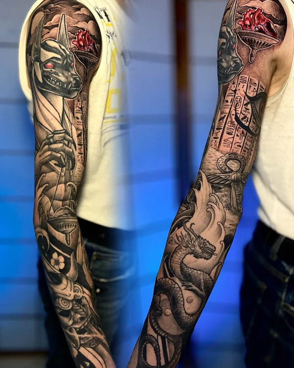Чёрно-серая Anubis, Dragon tattoo на Полный рукав