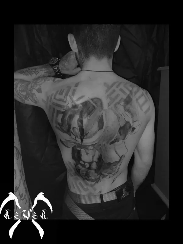 male black and grey blackwork tatouage sur full back #75684 | Artiste tatoueur Тату маэстро ревер