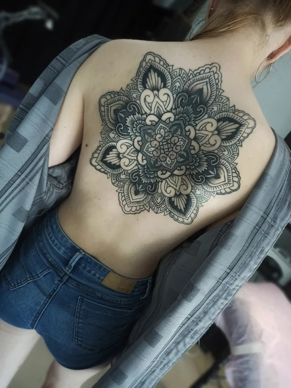 female black and grey mandala Tatuaggio su upper back #75701 | Tatuatore Харчилава Тимур