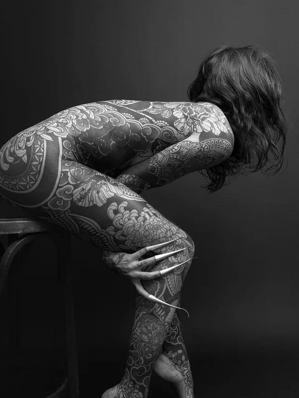 female black and grey ornamental tatouage sur full body #75703 | Artiste tatoueur Caroline Karenine_ttt