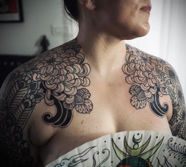 female black blackwork tatouage sur chest #75705 | Artiste tatoueur Caroline Karenine_ttt