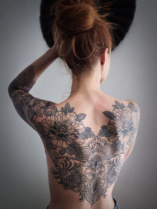 female black ornamental tatouage sur full back #75710 | Artiste tatoueur Caroline Karenine_ttt