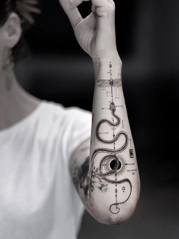 female black and grey linework 纹身 在 forearm #75805 | 纹身师 Oscar Akermo