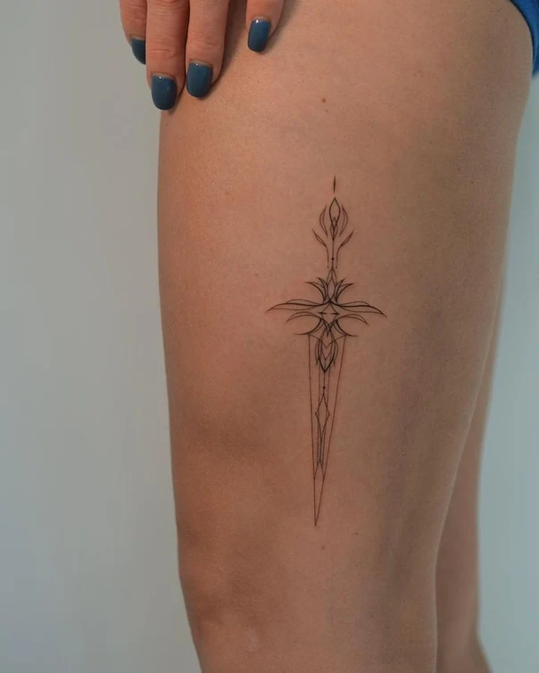 Файнлайн Dagger tattoo на Thigh