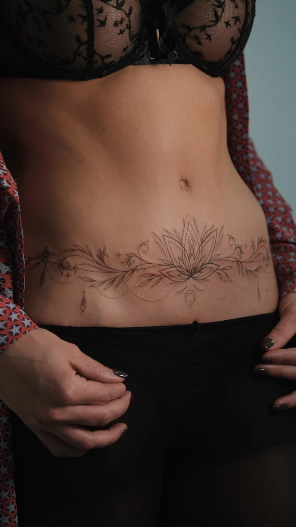 Лайнворк Lotus, Floral tattoo на Живот