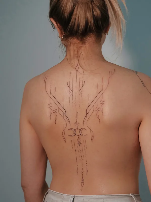 female black linework 纹身 在 upper back #75885 | 纹身师 Ирина Шмаринова
