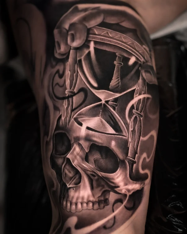 Реализм Skull, Hourglass tattoo на Плечо