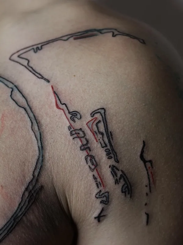 black and grey linework Tatuagem em shoulder #76023 | Tatuador Иван Бакланов