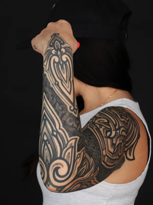 female black ornamental tattoo auf sleeve #76100 | Tätowierer Maksim Zhuravlev