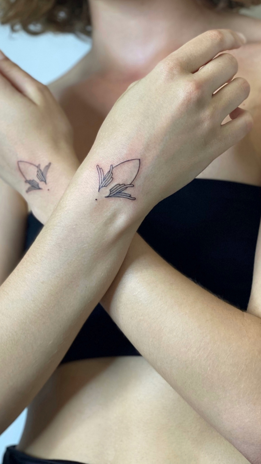 Лайнворк Abstract tattoo на Запястье