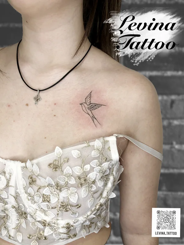 female black fineline 纹身 在 collarbone #76822 | 纹身师 Елизавета Левина