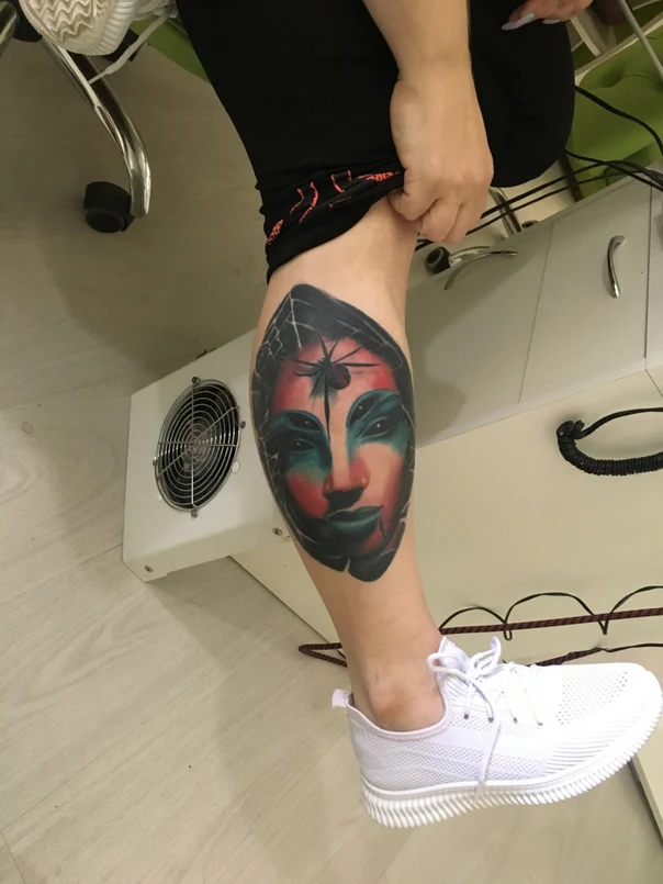 Иллюстративная Face, Spider tattoo на Икра
