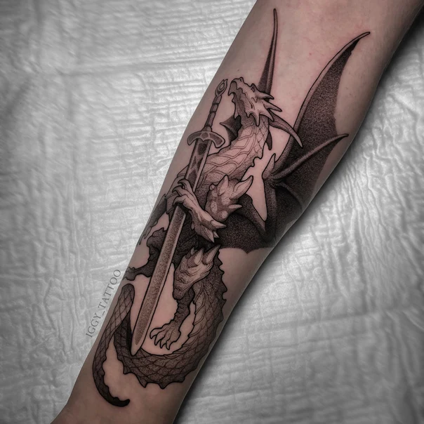 Блэкворк Dragon, Sword tattoo на Предплечье