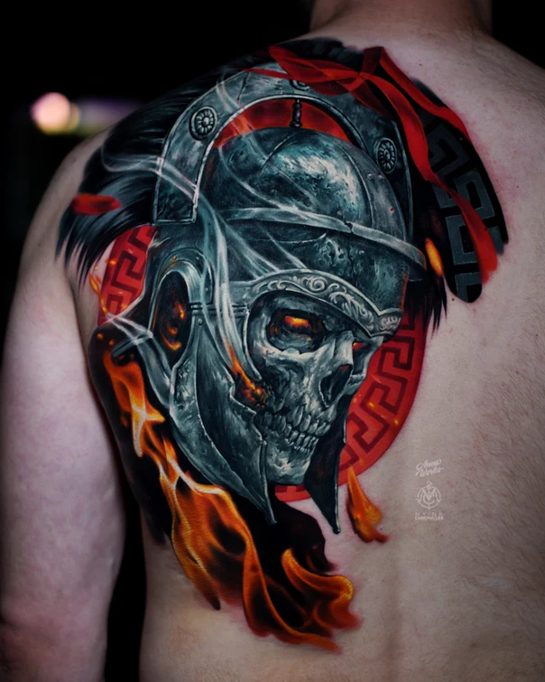Реализм Skull, Helmet tattoo на Лопатка