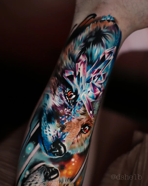 Иллюстративная Wolf, Crystal tattoo на Предплечье