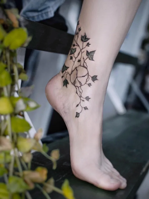 black and grey linework tatuaje en ankle #77863 | Tatuador Алиса Третьякова